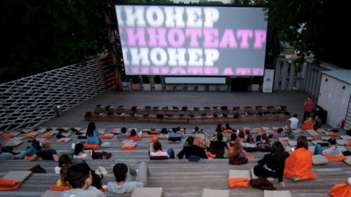 Открывают новый сезон кинотеатров под открытым небом.